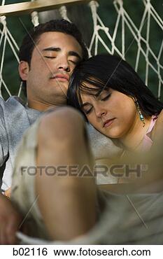 Banco de Imagem - alto, ângulo, 
vista, jovem, 
par, dormir, rede. 
fotosearch - busca 
de fotos, imagens 
e clipart