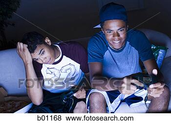 Banco de Imagem - alto,  ângulo, 
 vista,  jovem, 
 men,  tocando, 
 vídeo,  jogo. 
fotosearch - busca 
de fotos, imagens 
e clipart