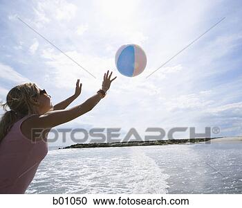 Hazır Fotoğraflar - dört,  küçük, 
 insanlar,  oynama, 
 plaj,  top. fotosearch 
- foto, resim, 
görüntü ve foto 
klipart ara