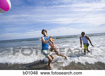 Hazır Fotoğraf - üç,  küçük,  insanlar, 
 oynama,  plaj, 
 top,  deniz. 
fotosearch - foto, 
resim, görüntü 
ve foto klipart 
ara