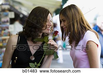 Banco de Imagem - dois,  adolescente, 
 meninas,  cheirando, 
 rosa. fotosearch 
- busca de fotos, 
imagens e clipart
