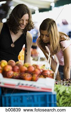 Hazır Fotoğraf - iki,  teenage, 
 kızlar,  meyve, 
 üstlenmek. fotosearch 
- foto, resim, 
görüntü ve foto 
klipart ara