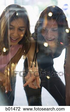 Hazır Fotoğraf - iki,  teenage, 
 kızlar,  pencere, 
 alış veriş. fotosearch 
- foto, resim, 
görüntü ve foto 
klipart ara