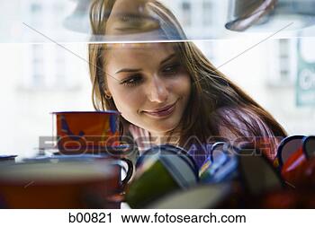 Hazır Fotoğraflar - küçük,  kadin, 
 bakıyor,  pencere, 
 sergi. fotosearch 
- foto, resim, 
görüntü ve foto 
klipart ara