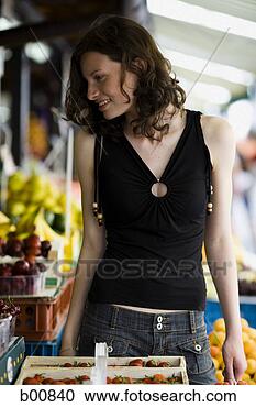 Hazır Fotoğraflar - teenage,  kiz, 
 bakıyor,  meyve, 
 üstlenmek. fotosearch 
- foto, resim, 
görüntü ve foto 
klipart ara