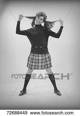 Hazır Fotoğraf - küçük,  kadin, 
 poz veriyor, 
 stüdyo,  çeken, 
 saç,  (b&w), 
 portre. fotosearch 
- foto, resim, 
görüntü ve foto 
klipart ara