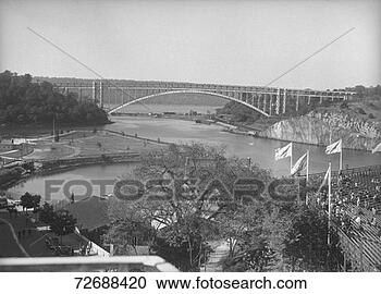 Arquivo de Fotografias - recreacional, 
 área,  ponte, 
 (b&w),  elevado, 
 vista. fotosearch 
- busca de fotos, 
imagens e clipart