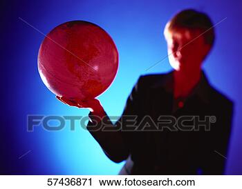 Clipart - tiro,  negócio, 
 mulher,  segurando, 
 vermelho,  globe, 
 obscurecido. 
fotosearch - busca 
de ilustrações 
clipeart e desenhos
