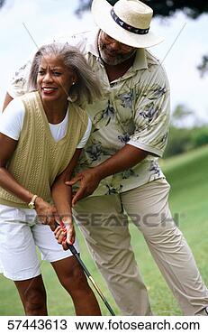 Banco de Imagem - retrato,  idoso, 
 homem,  ensinando, 
 seu,  esposa, 
 golfe. fotosearch 
- busca de fotos, 
imagens e clipart