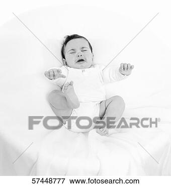 Foto - bebê,  (3-6,  
months),  mentindo, 
 cama,  chorando, 
 (black,  branco). 
fotosearch - busca 
de fotos, imagens 
e clipart