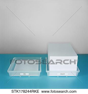 Arquivo de Fotografia - grande,  pilha, 
 papel,  mentindo, 
 saída,  bandeja. 
fotosearch - busca 
de fotos, imagens 
e clipart