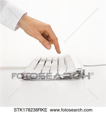Arquivo de Fotografia - pessoa,  operando, 
 computador,  
teclado. fotosearch 
- busca de fotos, 
imagens e clipart