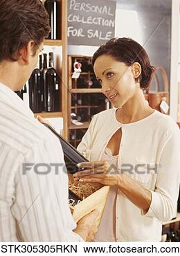Banco de Imagem - meio,  adulto, 
 homem,  vender, 
 vinho,  jovem, 
 mulher. fotosearch 
- busca de fotos, 
imagens e clipart