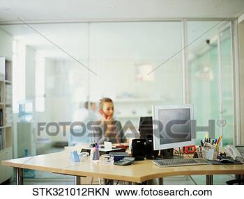 Banco de Imagem - executiva,  falando, 
 landline,  telefone, 
 escritório. fotosearch 
- busca de fotos, 
imagens e clipart