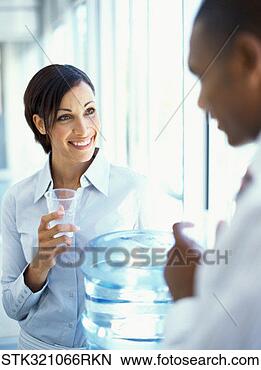 Banco de Imagem - executiva,  homem 
negócios,  falando, 
 bebendo,  água, 
 escritório. fotosearch 
- busca de fotos, 
imagens e clipart