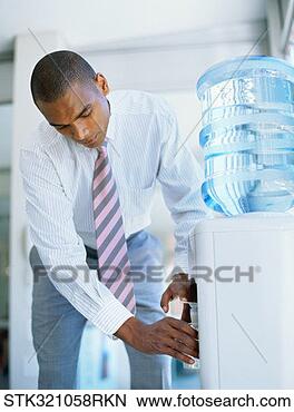 Banco de Imagem - homem negócios, 
 água,  refrigerador, 
 escritório. fotosearch 
- busca de fotos, 
imagens e clipart