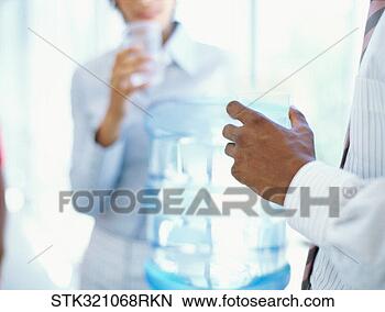 Banco de Imagem - meio,  seção, 
 vista,  homem 
negócios,  executiva, 
 bebendo,  água. 
fotosearch - busca 
de fotos, imagens 
e clipart