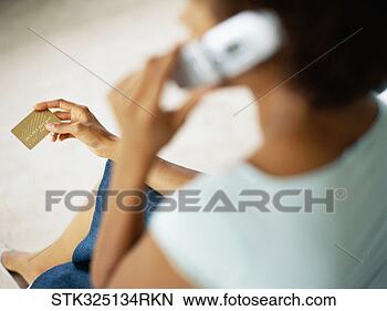 Banco de Imagem - alto,  ângulo, 
 vista,  mulher, 
 falando,  móvel, 
 telefone,  enquanto. 
fotosearch - busca 
de fotos, imagens 
e clipart