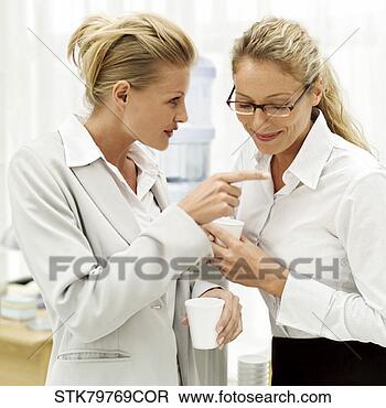 Banco de Imagem - retrato,  dois, 
 jovem,  mulheres 
negócios,  fofoque, 
 trabalho. fotosearch 
- busca de fotos, 
imagens e clipart