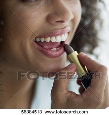 Banco de Imagem - close-up,  jovem, 
 mulher,  aplicando, 
 batom. fotosearch 
- busca de fotos, 
imagens e clipart