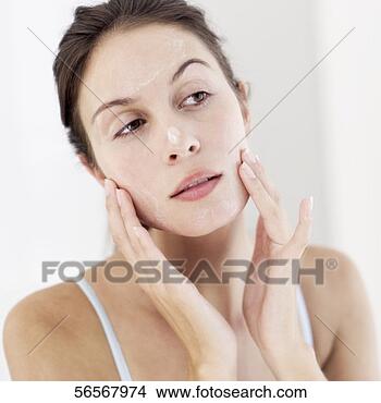 Banco de Imagem - close-up,  jovem, 
 mulher,  aplicando, 
 moisturizer, 
 dela,  rosto. 
fotosearch - busca 
de fotos, imagens 
e clipart