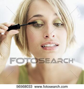 Banco de Imagem - close-up,  jovem, 
 mulher,  aplicando, 
 mascara. fotosearch 
- busca de fotos, 
imagens e clipart