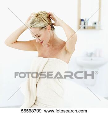 Arquivo Fotográficos - jovem,   mulher, 
  sentando,   
borda,   banheira, 
  dela,   mãos. 
fotosearch - busca 
de fotos, imagens 
e clipart