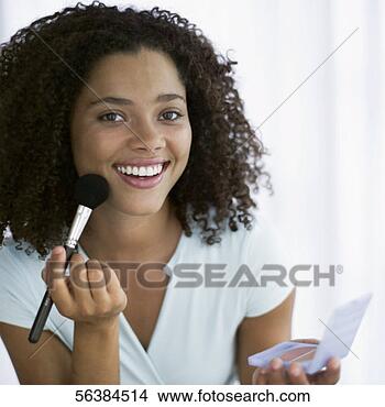 Banco de Imagem - retrato,  jovem, 
 mulher,  aplicando, 
 rubor,  escova. 
fotosearch - busca 
de fotos, imagens 
e clipart