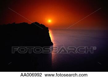Stock Photo - silhouette of 
a cliff by the 
sea at sunset. 
fotosearch - search 
stock photos, 
pictures, images, 
and photo clipart