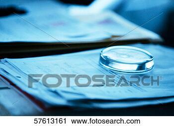 Arquivo de Fotografia - vidro,  papel, 
 peso,  folhas, 
 papeis,  (tungsten). 
fotosearch - busca 
de fotos, imagens 
e clipart