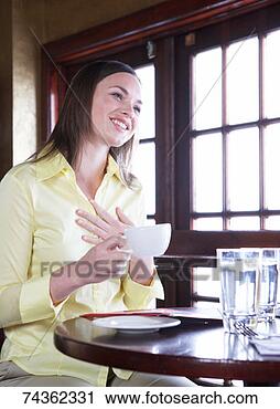 Arquivo de Fotografia - jovem,  mulher, 
 bebida,  restaurante. 
fotosearch - busca 
de fotos, imagens 
e clipart