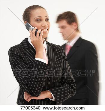 Arquivo de Fotografias - jovem,  negócio, 
 mulher,  falando, 
 telefone,  negócio, 
 fundo. fotosearch 
- busca de fotos, 
imagens e clipart