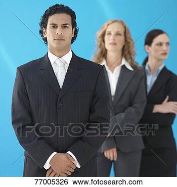 Banco de Imagem - jovem,  negócio, 
 olhar,  câmera, 
 dois,  negócio, 
 mulheres,  fundo. 
fotosearch - busca 
de fotos, imagens 
e clipart
