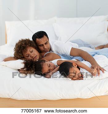 Picture - parents with daughter 
(4-5 years) and 
son (6-7 years) 
sleeping on bed. 
fotosearch - search 
stock photos, 
pictures, images, 
and photo clipart