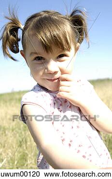 Arquivo de Fotografias - prazer,  alegria, 
 piscinas,  verões, 
 pessoa,  só, 
 criança,  cute. 
fotosearch - busca 
de fotos, imagens 
e clipart