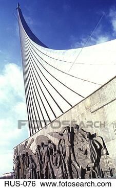 Mort de Pavel Popovitch Monument-sovietique-espace_~RUS-076