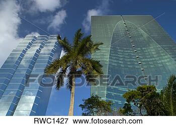 Picture - the espirito santo 
bank headquarters 
building (right), 
 exterior,  on. 
fotosearch - search 
stock photos, 
pictures, images, 
and photo clipart
