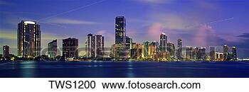 Arquivo de Fotografias - luzes,   highrise, 
  escritório, 
  residencial, 
  edifícios,  
 linha. fotosearch 
- busca de fotos, 
imagens e clipart