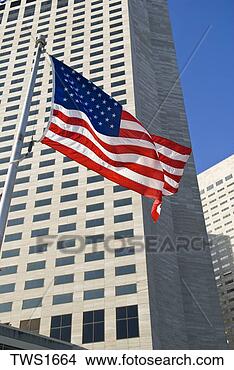 Banco de Imagem - americano,  bandeira, 
 ondulações,  
vento,  abaixo, 
 highrise,  centro. 
fotosearch - busca 
de fotos, imagens 
e clipart