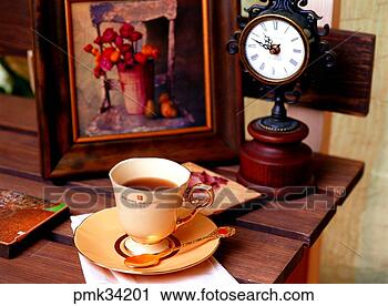 Stockbilder - kaffe,  kaffe,   kopp,  tekopp,   tekoppar,  ur,   klocka,  tillbehör.  fotosearch - sök  bilder, foton  och illustrationer