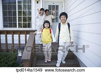 Arquivo Fotográficos - família,  irmão, 
 irmã,  dia,  
dia,  asiático. 
fotosearch - busca 
de fotos, imagens 
e clipart