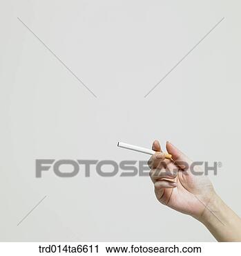 Arquivo de Fotografia - pessoa,  corpo, 
 mão,  closeup, 
 objeto,  cigarro. 
fotosearch - busca 
de fotos, imagens 
e clipart