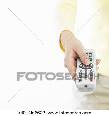 Banco de Imagem - pessoa,  corpo, 
 mão,  closeup, 
 objeto,  remoto, 
 controle. fotosearch 
- busca de fotos, 
imagens e clipart