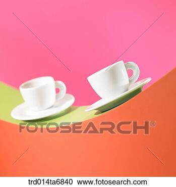 Arquivo de Fotografias - objeto,  prateleira, 
 café,  copo, 
 talheres,  prato, 
 closeup. fotosearch 
- busca de fotos, 
imagens e clipart