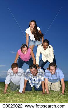 Archivio Fotografico - gruppo,  adolescente,
ragazzi,  ragazze,
inginocchiandosi,
umano. fotosearch
- cerca foto,
illustrazioni,
immagini e foto
clipart