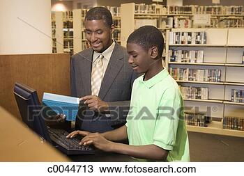 图吧 - 图书馆管理员, 帮助, 男孩, 使用, 计算机,