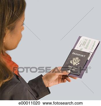 Arquivo de Fotografias - mulher,  segurando, 
 passaporte,  
avião,  bilhete. 
fotosearch - busca 
de fotos, imagens 
e clipart