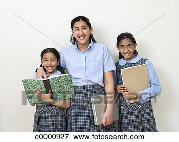 Foto - schoolgirls,  
laptop,  cadernos. 
fotosearch - busca 
de fotos, imagens 
e clipart