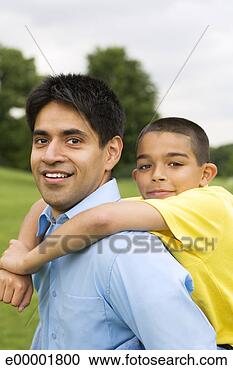Arquivo de Fotografias - filho,  montando, 
 piggyback,  pai, 
 parque. fotosearch 
- busca de fotos, 
imagens e clipart