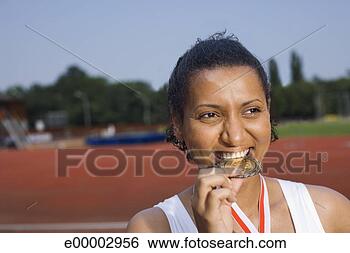 Banco de Imagem - jovem,  atleta, 
 morder,  dela, 
 medalha. fotosearch 
- busca de fotos, 
imagens e clipart